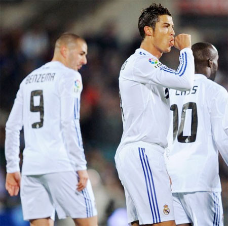 Sau khi có con, CR7 này thường xuyên mút tay giống trẻ con với ý nghĩa tặng bàn thắng cho quý tử. Sau khi có con, CR7 này thường xuyên mút tay giống trẻ con với ý nghĩa tặng bàn thắng cho quý tử.