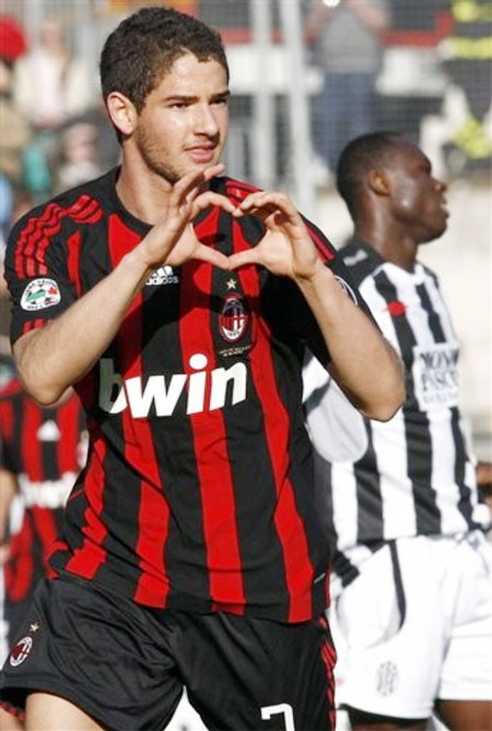 Pato có lẽ là người khởi xướng trào lưu ăn mừng kiểu trái tim lãng mạn khi anh và cô vợ cũ Stefany Brito còn say đắm bên nhau. Sau khi hai người chia tay chỉ 9 tháng sau ngày cưới, tiền đạo người Brazil cũng bỏ luôn kiểu ăn mừng này. Pato có lẽ là người khởi xướng trào lưu ăn mừng kiểu trái tim lãng mạn khi anh và cô vợ cũ Stefany Brito còn say đắm bên nhau. Sau khi hai người chia tay chỉ 9 tháng sau ngày cưới, tiền đạo người Brazil cũng bỏ luôn kiểu ăn mừng này.