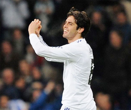 Kaka cũng có lần làm biểu tượng trái tim hướng về khán đài nơi cô vợ Caroline Celico. Kaka cũng có lần làm biểu tượng trái tim hướng về khán đài nơi cô vợ Caroline Celico.