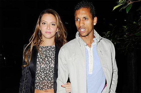 Tháng 4 năm nay, cầu thủ chạy cánh người Bồ Đào Nha bí mật đính hôn với cô bạn gái Daniela Martins. Khi đó, Nani đã viết trên trang cá nhân: “Tôi hạnh phúc khi thông báo về việc chúng tôi đã đính hôn”. Trong khi đó, Daniela thì rất hãnh diện mỗi khi khoe chiếc nhẫn đính hôn gắn kim cương trước ống kính máy ảnh. Quả thực, rất nhiều người hâm mộ MU đã mường tượng về một đám cưới linh đình, rộn ràng trong tương lai không xa của cặp đôi Nani và Daniela. Có thể coi đó là một cái kết có hậu cho cuộc tình kéo dài đằng đẵng 4 năm trời của họ. Chỉ có điều, tất cả đã chấm dứt một cách đột ngột… Tháng 4 năm nay, cầu thủ chạy cánh người Bồ Đào Nha bí mật đính hôn với cô bạn gái Daniela Martins. Khi đó, Nani đã viết trên trang cá nhân: “Tôi hạnh phúc khi thông báo về việc chúng tôi đã đính hôn”. Trong khi đó, Daniela thì rất hãnh diện mỗi khi khoe chiếc nhẫn đính hôn gắn kim cương trước ống kính máy ảnh. Quả thực, rất nhiều người hâm mộ MU đã mường tượng về một đám cưới linh đình, rộn ràng trong tương lai không xa của cặp đôi Nani và Daniela. Có thể coi đó là một cái kết có hậu cho cuộc tình kéo dài đằng đẵng 4 năm trời của họ. Chỉ có điều, tất cả đã chấm dứt một cách đột ngột…