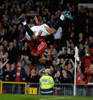 Nani với những cú nhào lộn điêu luyện. Nani với những cú nhào lộn điêu luyện.