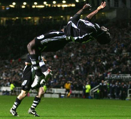 Cầu thủ Obafemi Martins với những pha nhào lộn trong màu áo Newcastle. Cầu thủ Obafemi Martins với những pha nhào lộn trong màu áo Newcastle.