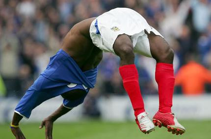 Pha ăn mừng bàn bàn thắng thường thấy của Lomana Lualua, cựu cầu thủ Newcastle và Portsmouth. Pha ăn mừng bàn bàn thắng thường thấy của Lomana Lualua, cựu cầu thủ Newcastle và Portsmouth.