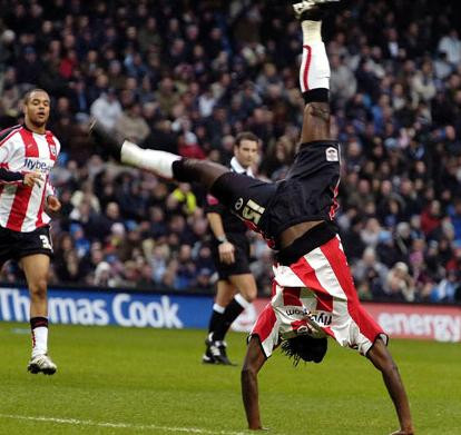Kenwyne Jones nhào lộn sau khi có bàn thắng đầu tiên cho Sunderland. Kenwyne Jones nhào lộn sau khi có bàn thắng đầu tiên cho Sunderland.