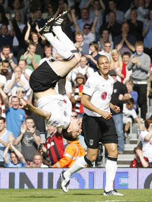 Cầu thủ Zoltan Gera với pha ăn mừng bàn thắng đầu tiên trong màu áo CLB Fulham. Cầu thủ Zoltan Gera với pha ăn mừng bàn thắng đầu tiên trong màu áo CLB Fulham.