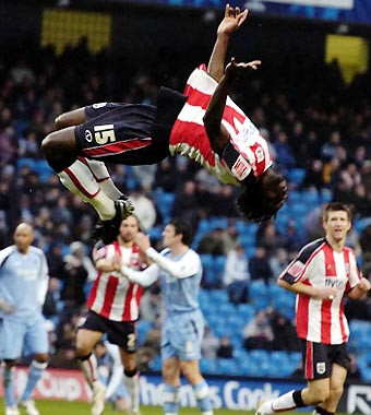 Kenwyne Jones trong màu áo Sunderland. Kenwyne Jones trong màu áo Sunderland.