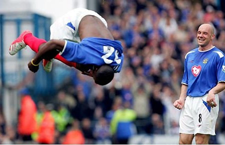 Pha ăn mừng bàn bàn thắng thường thấy của Lomana Lualua, cựu cầu thủ Newcastle và Portsmouth. Pha ăn mừng bàn bàn thắng thường thấy của Lomana Lualua, cựu cầu thủ Newcastle và Portsmouth.