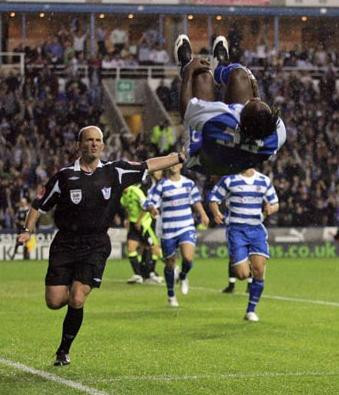 Hậu vệ Andre Bikey trong màu áo của Reeding. Hậu vệ Andre Bikey trong màu áo của Reeding.