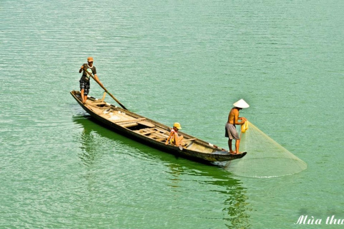 Sông nước trên dải đất miền trung nhiều, trù phú, có lẽ vì thế mà người dân chủ yếu sống bằng nghề chài lưới, và có nhiều ngôi nhà nổi trên sông Sông nước trên dải đất miền trung nhiều, trù phú, có lẽ vì thế mà người dân chủ yếu sống bằng nghề chài lưới, và có nhiều ngôi nhà nổi trên sông