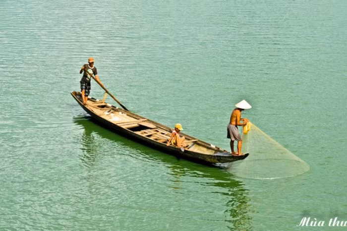 Sông nước trên dải đất miền trung nhiều, trù phú, có lẽ vì thế mà người dân chủ yếu sống bằng nghề chài lưới, và có nhiều ngôi nhà nổi trên sông