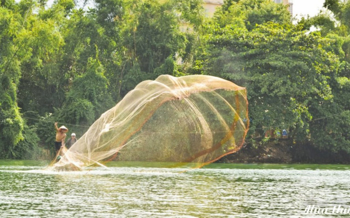 Bộ ảnh chứa đựng một cảm xúc khó tả, vừa là niềm vui được bắt gặp nghệ thuật, vừa là sự cảm thông nỗi vất vả của những người lao động nghề chài lưới Bộ ảnh chứa đựng một cảm xúc khó tả, vừa là niềm vui được bắt gặp nghệ thuật, vừa là sự cảm thông nỗi vất vả của những người lao động nghề chài lưới