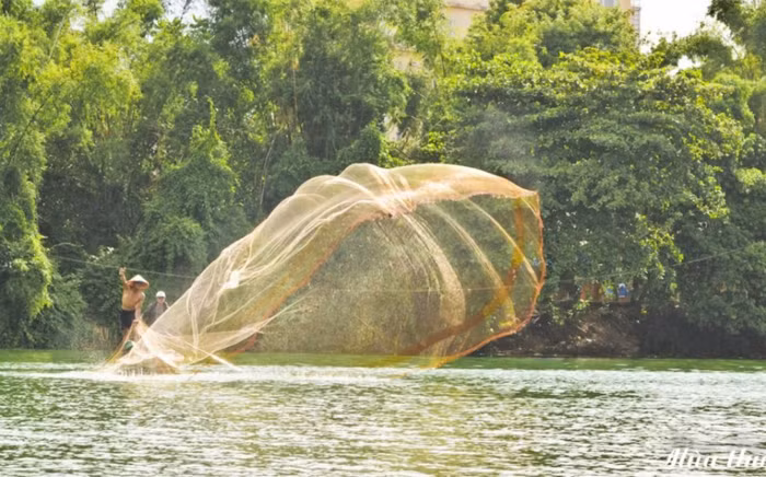 Bộ ảnh chứa đựng một cảm xúc khó tả, vừa là niềm vui được bắt gặp nghệ thuật, vừa là sự cảm thông nỗi vất vả của những người lao động nghề chài lưới