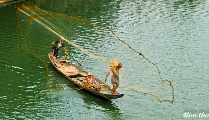 Đôi bờ nước lặng thuyền trôi - Mái chèo khua sóng mà man mác lòng... Đôi bờ nước lặng thuyền trôi - Mái chèo khua sóng mà man mác lòng...