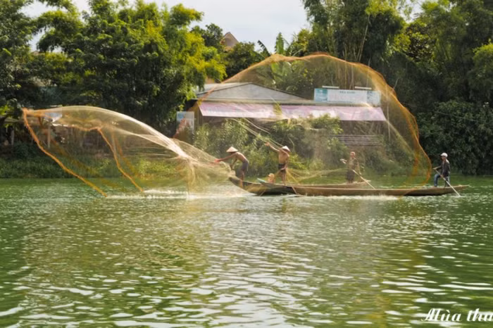 Những bức ảnh này có tên "Tung chài trên sông quê" của nhiếp ảnh Mùa Thu, được chụp tại sông thuộc Đà Nẵng