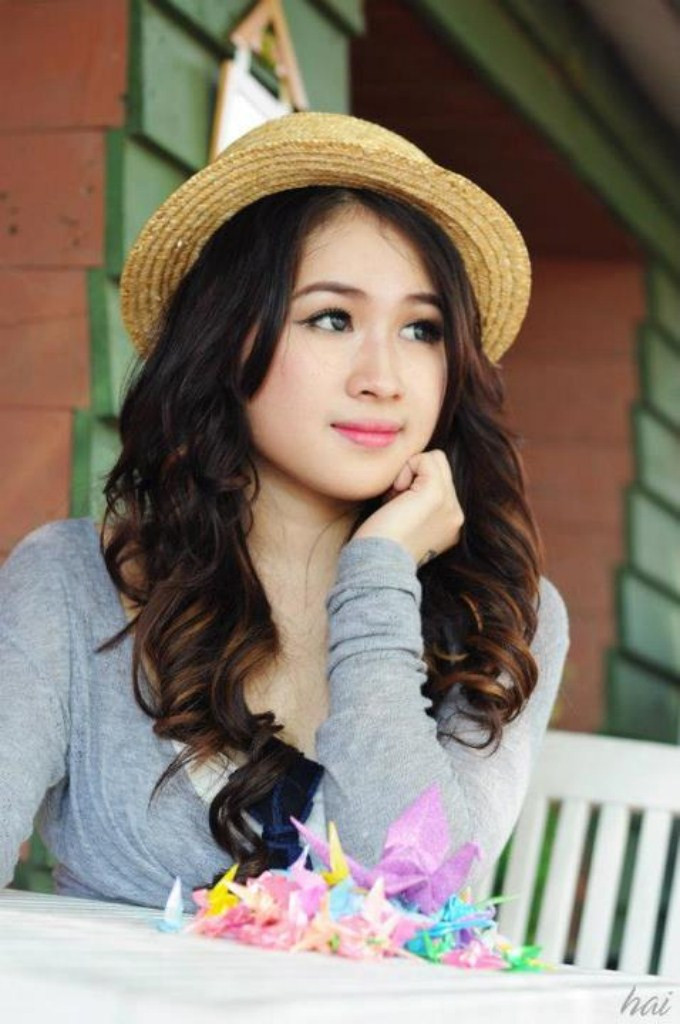 Đợi chờ...ánh mắt xa xăm... Đợi chờ...ánh mắt xa xăm...