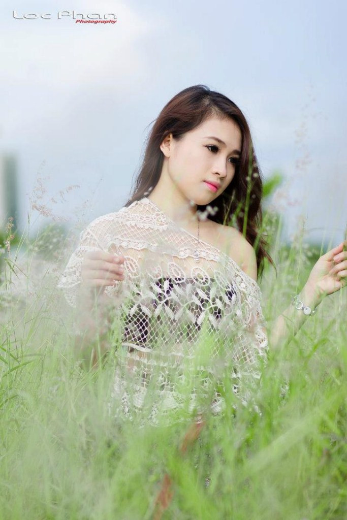 Diện bộ cảnh mỏng, thanh toát, nhẹ nhàng Na Pang quyến rũ bên bờ cỏ lau, bộ hình này Na diễn tả tâm trạng hơi buồn của thiếu nữ, vẻ đẹp kiều diễm ấy xao lòng bất cứ ai. Diện bộ cảnh mỏng, thanh toát, nhẹ nhàng Na Pang quyến rũ bên bờ cỏ lau, bộ hình này Na diễn tả tâm trạng hơi buồn của thiếu nữ, vẻ đẹp kiều diễm ấy xao lòng bất cứ ai.