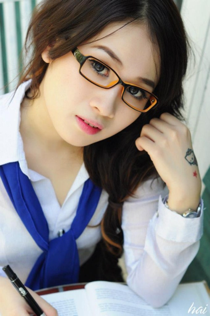 Cô nàng biến hóa xinh đẹp trong bộ đồng phục thời trang cùng cặp kính tri thức không kém phần dễ thương, đặc biệt là đôi mắt đẹp từ mọi góc nhìn Cô nàng biến hóa xinh đẹp trong bộ đồng phục thời trang cùng cặp kính tri thức không kém phần dễ thương, đặc biệt là đôi mắt đẹp từ mọi góc nhìn