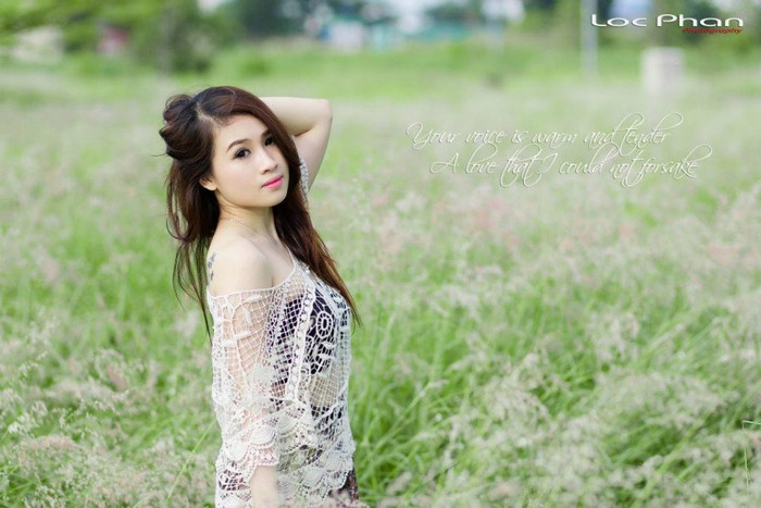 Nhan sắc ấy nổi bật trên nền cỏ cây, hoa lá, sự phối hợp ăn ý giữa người và cảnh càng tôn thêm nét đẹp hài hòa, cân đối trên khuôn mặt xinh xắn ấy. Nhan sắc ấy nổi bật trên nền cỏ cây, hoa lá, sự phối hợp ăn ý giữa người và cảnh càng tôn thêm nét đẹp hài hòa, cân đối trên khuôn mặt xinh xắn ấy.