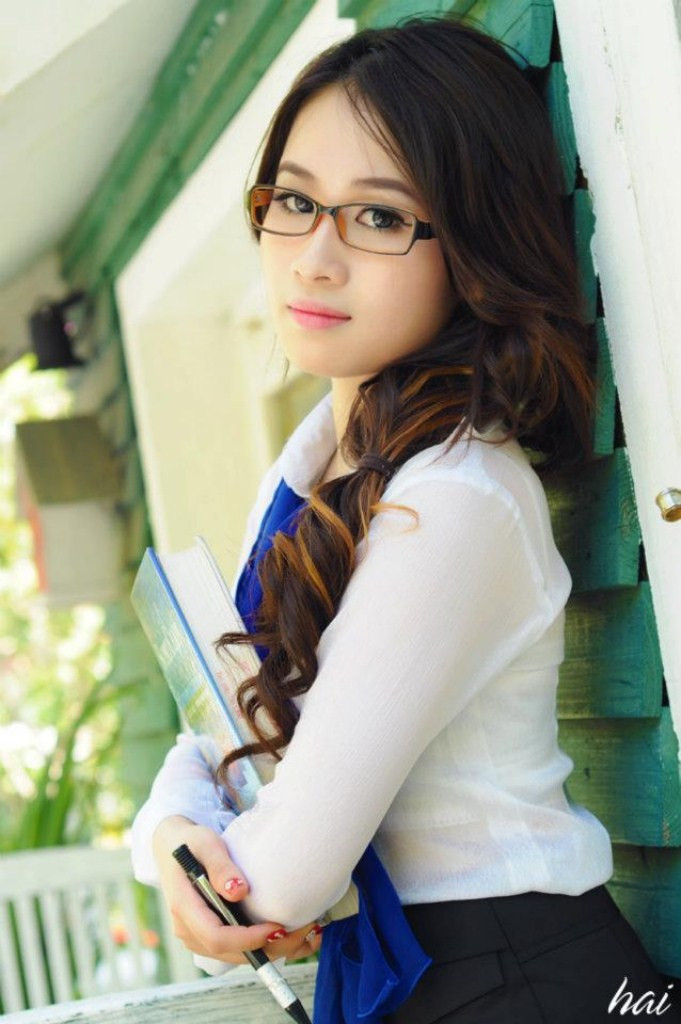 Có lẽ gương mặt ấy, nụ cười và đôi mắt ấy nếu ai gặp một lần sẽ phải nhớ mãi...một ánh mắt ấn tượng, trong veo, đẹp mê hồn... Có lẽ gương mặt ấy, nụ cười và đôi mắt ấy nếu ai gặp một lần sẽ phải nhớ mãi...một ánh mắt ấn tượng, trong veo, đẹp mê hồn...