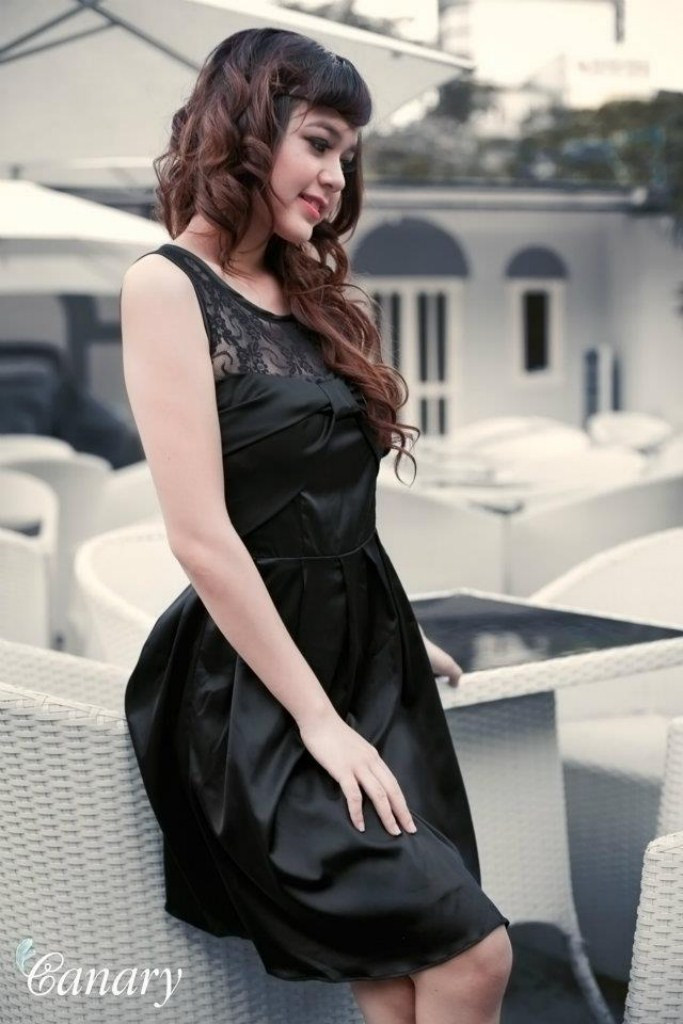 Vóc dáng nhỏ nhắn, mảnh mai, yêu kiều. Vóc dáng nhỏ nhắn, mảnh mai, yêu kiều.