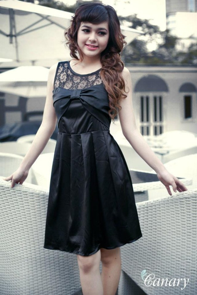 Chiếc váy đen huyền bí càng tôn lên nước da trắng mịn và đôi chân ngọc ngà. Chiếc váy đen huyền bí càng tôn lên nước da trắng mịn và đôi chân ngọc ngà.