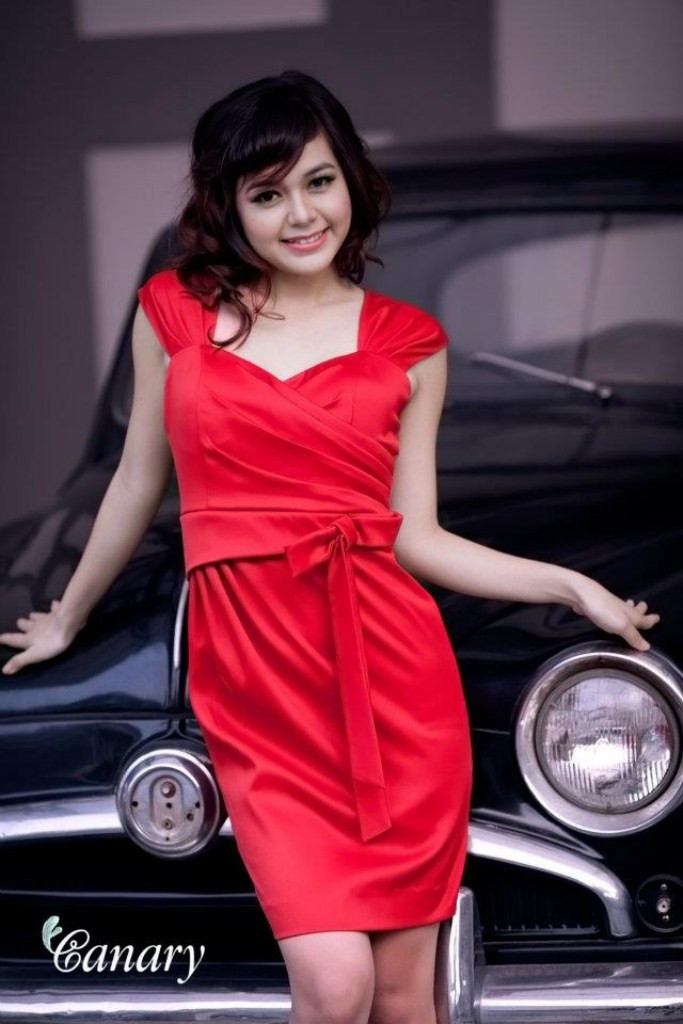 Chiếc váy đỏ tôn lên nước da trắng mịn, khiến My Phương thêm sang trọng, quyến rũ Chiếc váy đỏ tôn lên nước da trắng mịn, khiến My Phương thêm sang trọng, quyến rũ