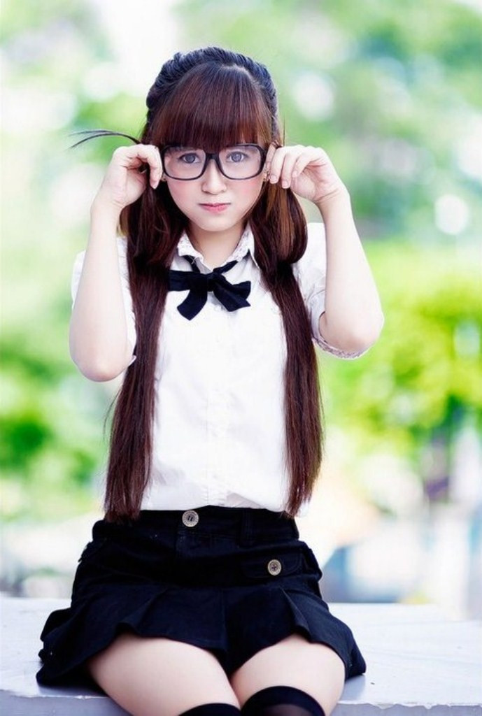 Hóa thân thành cô nữ sinh xinh đẹp cùng cặp kính to tròn khiến Jencie Quỳnh tươi tắn, trẻ trung. Hóa thân thành cô nữ sinh xinh đẹp cùng cặp kính to tròn khiến Jencie Quỳnh tươi tắn, trẻ trung.