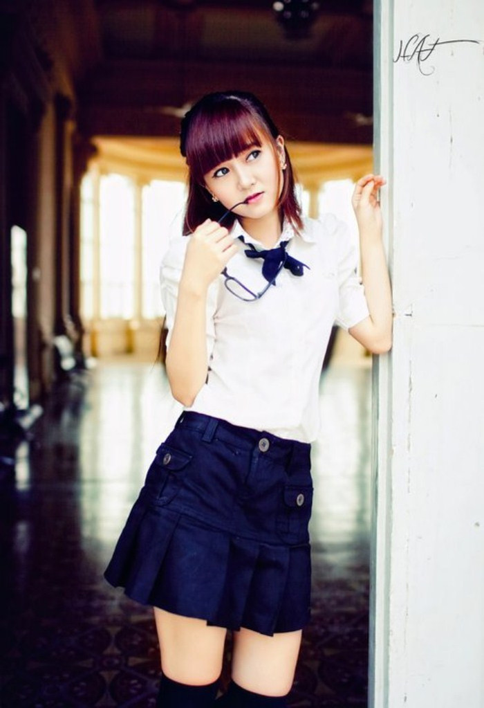 Đặng Quỳnh sở hữu vóc dáng lý tưởng và khuôn mặt baby rất hợp với bộ đồng phục nữ sinh. Đặng Quỳnh sở hữu vóc dáng lý tưởng và khuôn mặt baby rất hợp với bộ đồng phục nữ sinh.