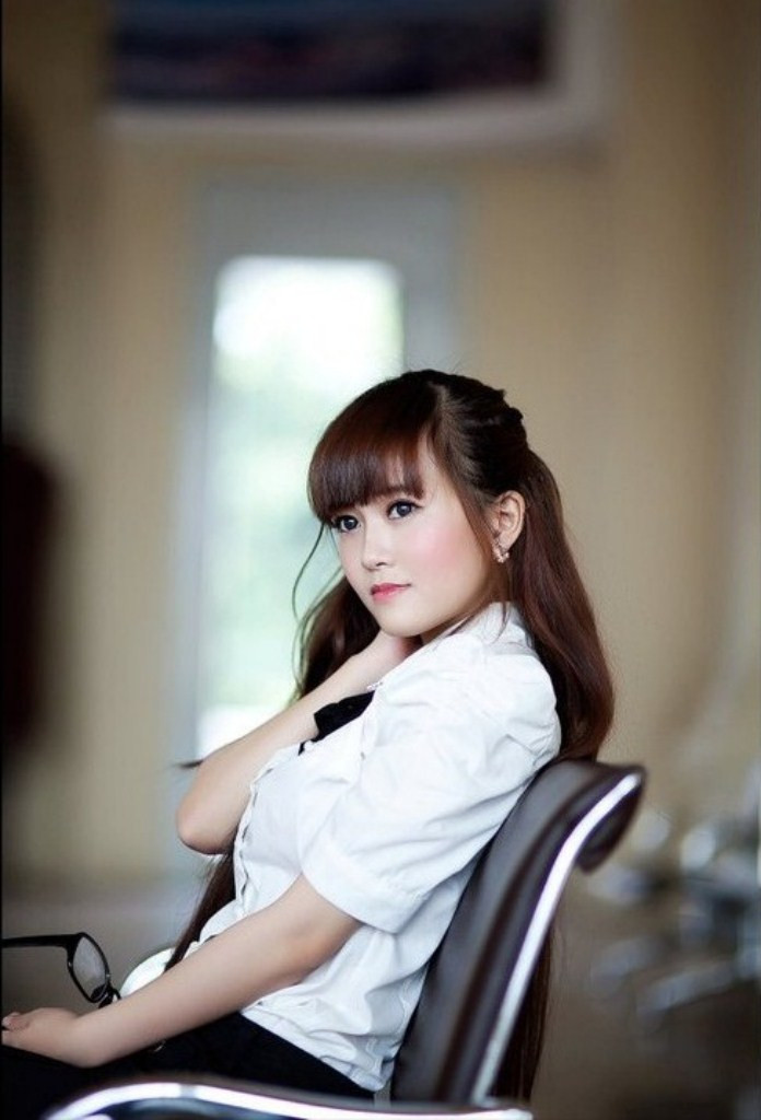 Đặng Quỳnh sở hữu gương mặt baby dễ thương, ánh mắt trong veo, tươi sáng và một mái tóc dài mượt mà. Đặng Quỳnh sở hữu gương mặt baby dễ thương, ánh mắt trong veo, tươi sáng và một mái tóc dài mượt mà.