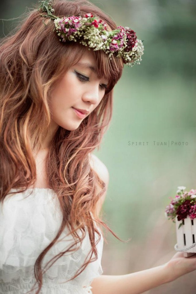 Trang điểm nhẹ nhàng, mái tóc vàng óng tôn lên làn da trắng sáng, mịn màng tươi trẻ. Xem thêm:Thiên sứ 9X: Ánh mắt đẹp tựa Phương Tư Doanh trong "Xóm vắng" Trang điểm nhẹ nhàng, mái tóc vàng óng tôn lên làn da trắng sáng, mịn màng tươi trẻ. Xem thêm:Thiên sứ 9X: Ánh mắt đẹp tựa Phương Tư Doanh trong "Xóm vắng"