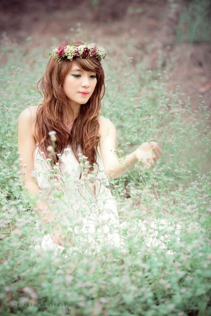 Vòng hoa cô dâu đội đầu càng tôn lên nét trẻ trung, đáng yêu cho Anna. Xem thêm:Thiên sứ 9X: Ánh mắt đẹp tựa Phương Tư Doanh trong "Xóm vắng" Vòng hoa cô dâu đội đầu càng tôn lên nét trẻ trung, đáng yêu cho Anna. Xem thêm:Thiên sứ 9X: Ánh mắt đẹp tựa Phương Tư Doanh trong "Xóm vắng"