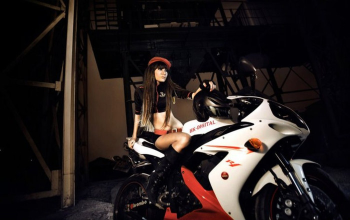 Trong bóng đêm, hình ảnh chiếc xe và người đẹp gần như khá ăn khớp, màu sắc giữa xe và người có sự tương phản nhưng lại bổ trợ làm nổi bật cả người và xe Trong bóng đêm, hình ảnh chiếc xe và người đẹp gần như khá ăn khớp, màu sắc giữa xe và người có sự tương phản nhưng lại bổ trợ làm nổi bật cả người và xe