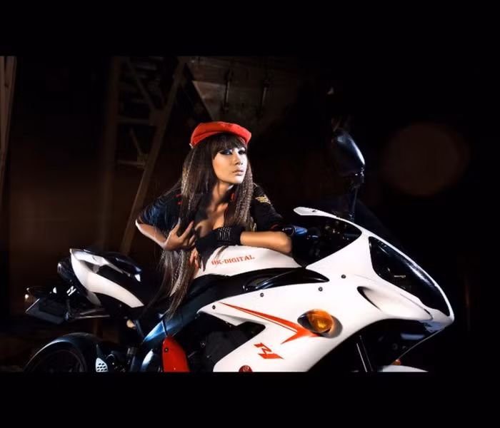 Trong trang phục sexy, gợi cảm, người đẹp nóng bỏng đệ lộ những đường cong tuyệt đẹp