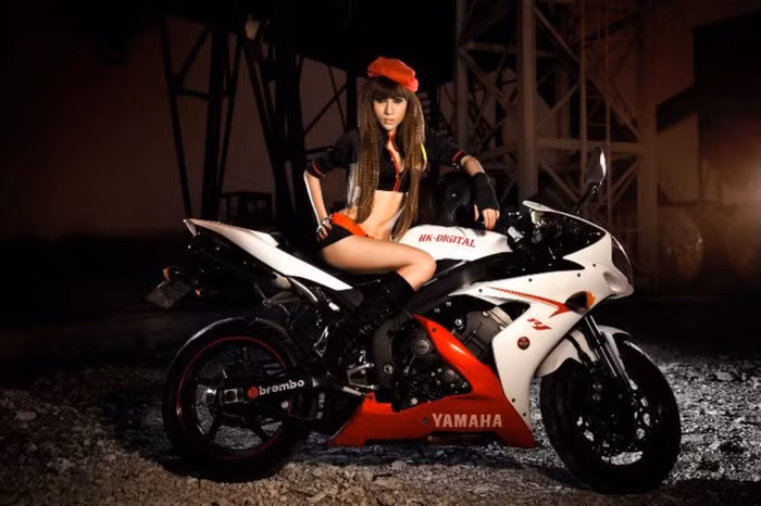 Người đẹp với mái tóc vô cùng cá tính, trong những shoot hình này trông Rainy Dương như một tay đua F1