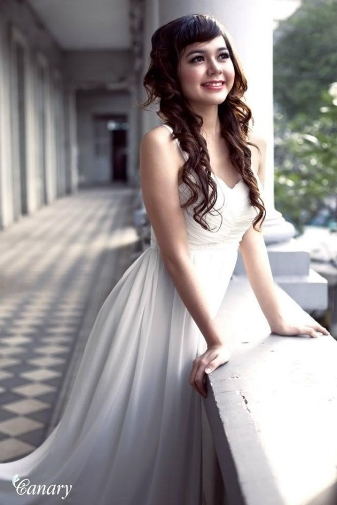 Những bộ đầm trắng quyến rũ tôn lên vóc dáng yêu kiều, diễm lệ của cô nàng. Những bộ đầm trắng quyến rũ tôn lên vóc dáng yêu kiều, diễm lệ của cô nàng.