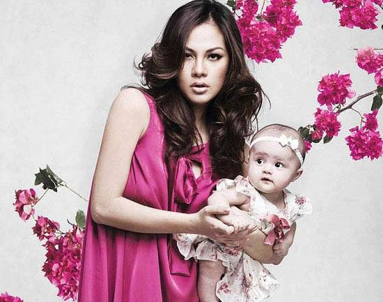 Trong một bản tự khai tại Tòa án nhân dân quận 1, TP.HCM, là đơn vị đầu tiên thụ lý vụ kiện, bà Trương Thị Bê - mẹ ruột “siêu mẫu” Ngọc Thúy - cũng đã thừa nhận hiện đang đứng tên một số tài sản mà Thúy chuyển cho bà và đây cũng chính là tài sản của ông An mà Ngọc Thúy đứng tên. Vụ kiện phân chia tài sản sau ly hôn giữa Ngọc Thúy và chồng cũ đến nay vẫn chưa có kết quả cuối cùng. Tại phiên tòa mở ở Mỹ hồi tháng 12/2011, Ngọc Thúy và chồng cũ đã thỏa thuận về số tiền 14,4 triệu USD. Ông An đã đề nghị dành toàn bộ số tiền đó cho vào công ty cho hai con gái được thừa kế khi chúng lớn lên. Tuy nhiên hiện số tài sản đó chỉ còn lại một phần. Trong một bản tự khai tại Tòa án nhân dân quận 1, TP.HCM, là đơn vị đầu tiên thụ lý vụ kiện, bà Trương Thị Bê - mẹ ruột “siêu mẫu” Ngọc Thúy - cũng đã thừa nhận hiện đang đứng tên một số tài sản mà Thúy chuyển cho bà và đây cũng chính là tài sản của ông An mà Ngọc Thúy đứng tên. Vụ kiện phân chia tài sản sau ly hôn giữa Ngọc Thúy và chồng cũ đến nay vẫn chưa có kết quả cuối cùng. Tại phiên tòa mở ở Mỹ hồi tháng 12/2011, Ngọc Thúy và chồng cũ đã thỏa thuận về số tiền 14,4 triệu USD. Ông An đã đề nghị dành toàn bộ số tiền đó cho vào công ty cho hai con gái được thừa kế khi chúng lớn lên. Tuy nhiên hiện số tài sản đó chỉ còn lại một phần.