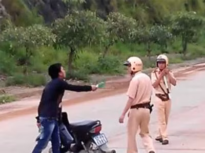 Clip: Đầu trần cầm vỏ chai bia vỡ, xích sắt tấn công CSGT ảnh 1