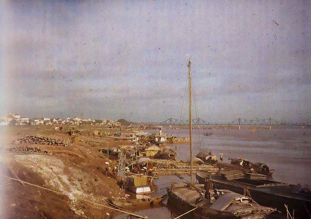Chú thích của tác giả: Hà Nội 1915 - Thuyền bè trên sông Hồng và cầu Paul Doumer, tức cầu Long Biên ngày nay Chú thích của tác giả: Hà Nội 1915 - Thuyền bè trên sông Hồng và cầu Paul Doumer, tức cầu Long Biên ngày nay