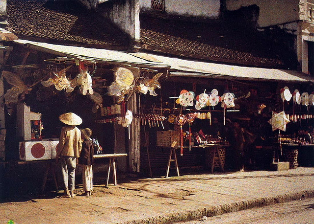 Chú thích của tác giả: Phố Hàng Gai, Hà Nội 1915. Có lẽ vào dịp tết Trung Thu. Chú thích của tác giả: Phố Hàng Gai, Hà Nội 1915. Có lẽ vào dịp tết Trung Thu.