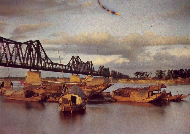 Chú thích của tác giả: Cầu Long Biên năm 1915, được đặt theo tên của Toàn quyền Đông Dương Paul Doumer Chú thích của tác giả: Cầu Long Biên năm 1915, được đặt theo tên của Toàn quyền Đông Dương Paul Doumer