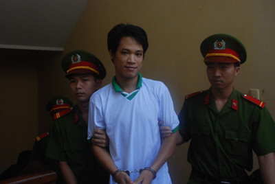 Bị cáo được dẫn giải đến phiên tòa Bị cáo được dẫn giải đến phiên tòa