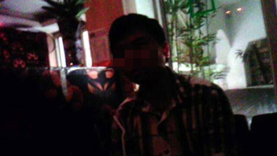 Buổi gặp ngắn ngủi nhưng mỗi khi có khách gọi điện hỏi về "bùa yêu", người đàn ông này lại bật loa to cho tôi nghe để chứng minh mức quan tâm của khách hàng với "bùa yêu" đang nóng hổi như thế nào... Buổi gặp ngắn ngủi nhưng mỗi khi có khách gọi điện hỏi về "bùa yêu", người đàn ông này lại bật loa to cho tôi nghe để chứng minh mức quan tâm của khách hàng với "bùa yêu" đang nóng hổi như thế nào...