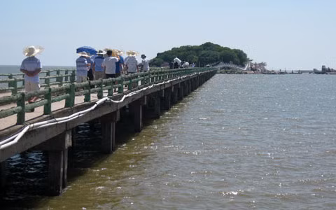 Đường đi vào Hòn Đá Bạc với cây cầu dài hơn 100m