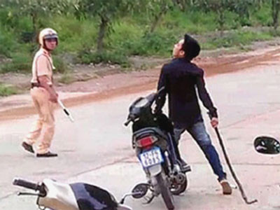 Clip: Đầu trần cầm vỏ chai bia vỡ, xích sắt tấn công CSGT ảnh 2