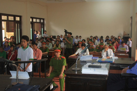 Tại phiên phúc thẩm (lần 2), TAND Tối cao tại TPHCM đã tuyên hủy án sơ thẩm của TAND tỉnh Bình Phước, trả hồ sơ về điều tra, xét xử lại theo hướng có tội “hiếp dâm trẻ em” và “giết người” đối với Lê Bá Mai. Tại phiên phúc thẩm (lần 2), TAND Tối cao tại TPHCM đã tuyên hủy án sơ thẩm của TAND tỉnh Bình Phước, trả hồ sơ về điều tra, xét xử lại theo hướng có tội “hiếp dâm trẻ em” và “giết người” đối với Lê Bá Mai.