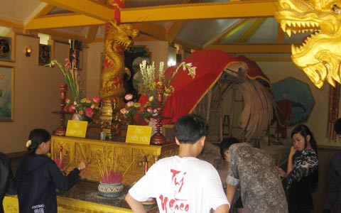 Thắp một nén hương cầu nguyện cho sức khỏe và vượt qua những kỳ thi phía trước. Thắp một nén hương cầu nguyện cho sức khỏe và vượt qua những kỳ thi phía trước.