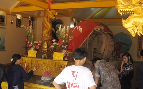 Thắp một nén hương cầu nguyện cho sức khỏe và vượt qua những kỳ thi phía trước.