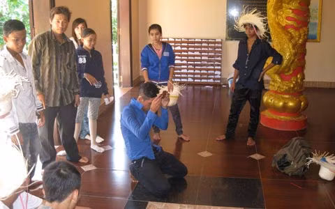 Em Trần Nam đang tự mình xóc lấy một que xăm trước lăng cá ngư Ông.