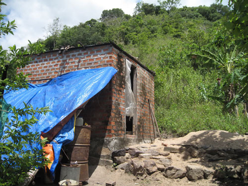 Cô gái bị cha cưỡng bức: Xác định được hành vi ngược đãi của người cha ảnh 2 Bí ẩn mẹ con người rừng - Đã xác định được hành vi ngược đãi, hành hạ - Căn chòi – nơi 2 mẹ con T.A sinh sống ở vùng núi hẻo lánh, vắng bóng người - 2