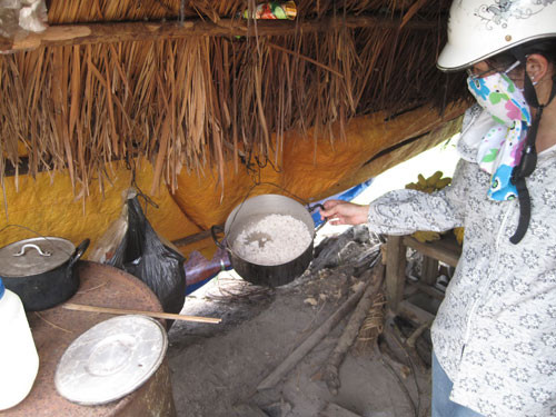 Cô gái bị cha cưỡng bức: Xác định được hành vi ngược đãi của người cha ảnh 3 Bí ẩn mẹ con người rừng - Đã xác định được hành vi ngược đãi, hành hạ - Bữa ăn của 2 mẹ con T.A chỉ có cơm và mắm - 3